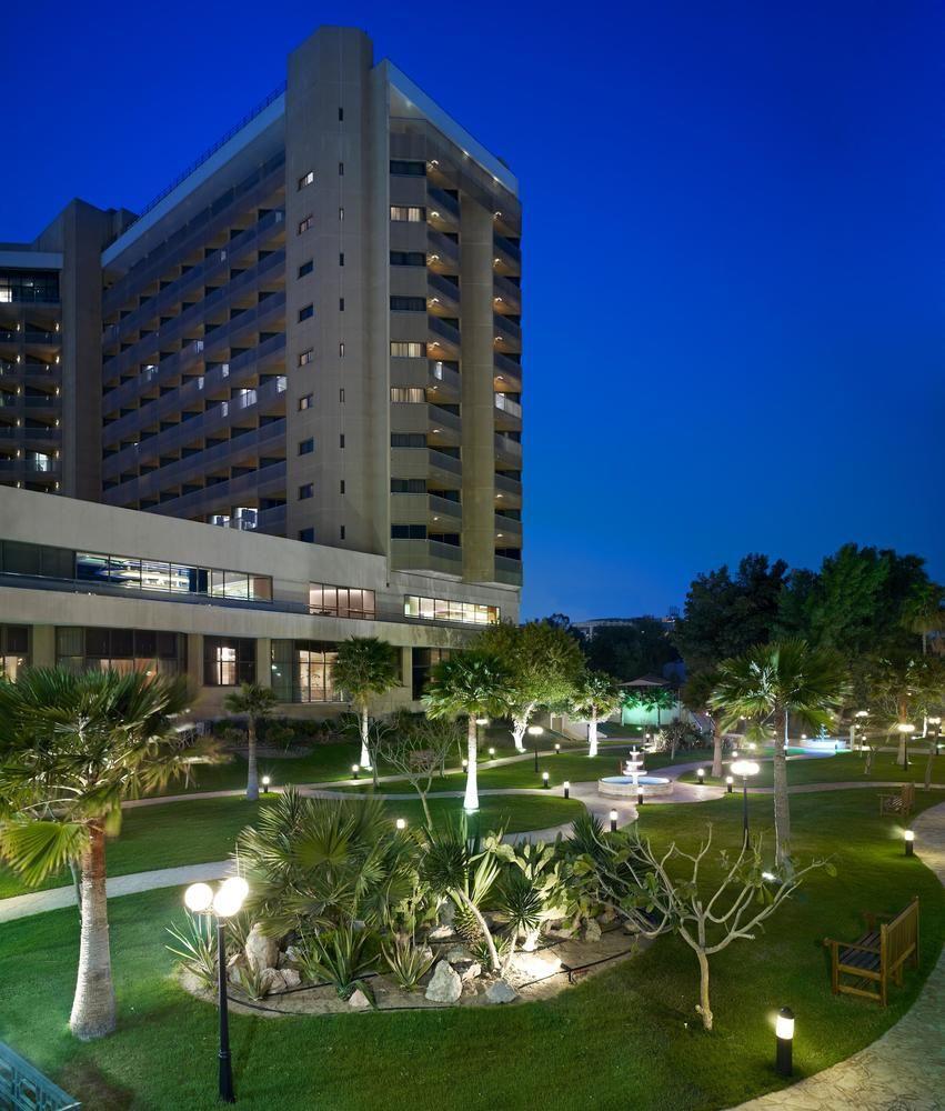 Le Meridien Ель-Хубар Екстер'єр фото The campus at night