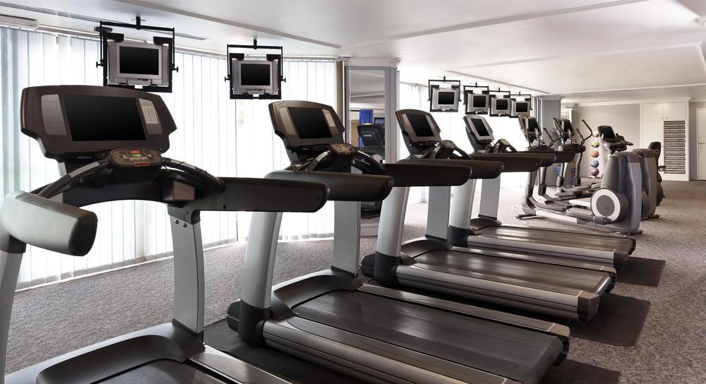 Le Meridien Ель-Хубар Екстер'єр фото A row of treadmills