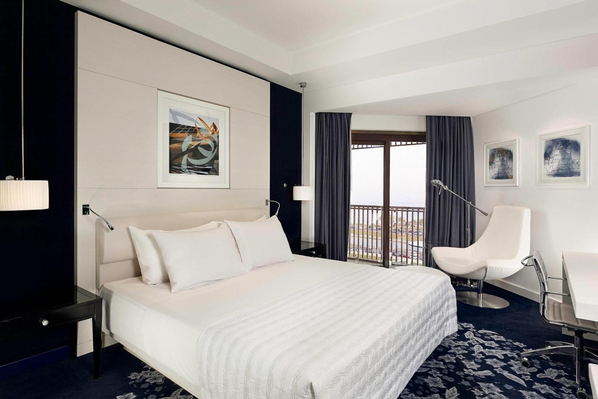 Le Meridien Ель-Хубар Екстер'єр фото A room at the hotel