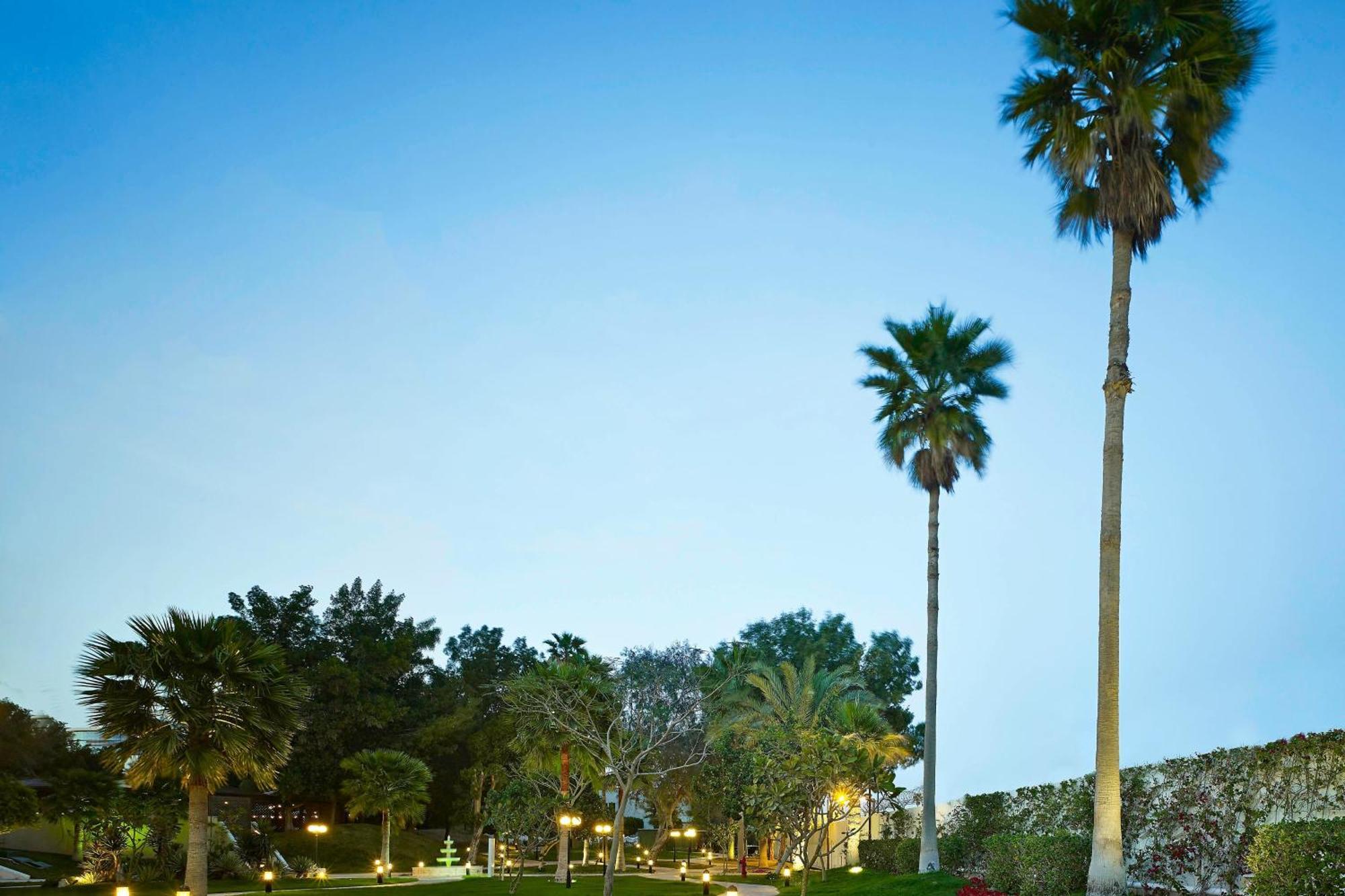 Le Meridien Ель-Хубар Екстер'єр фото Palm trees at the University of California, Irvine