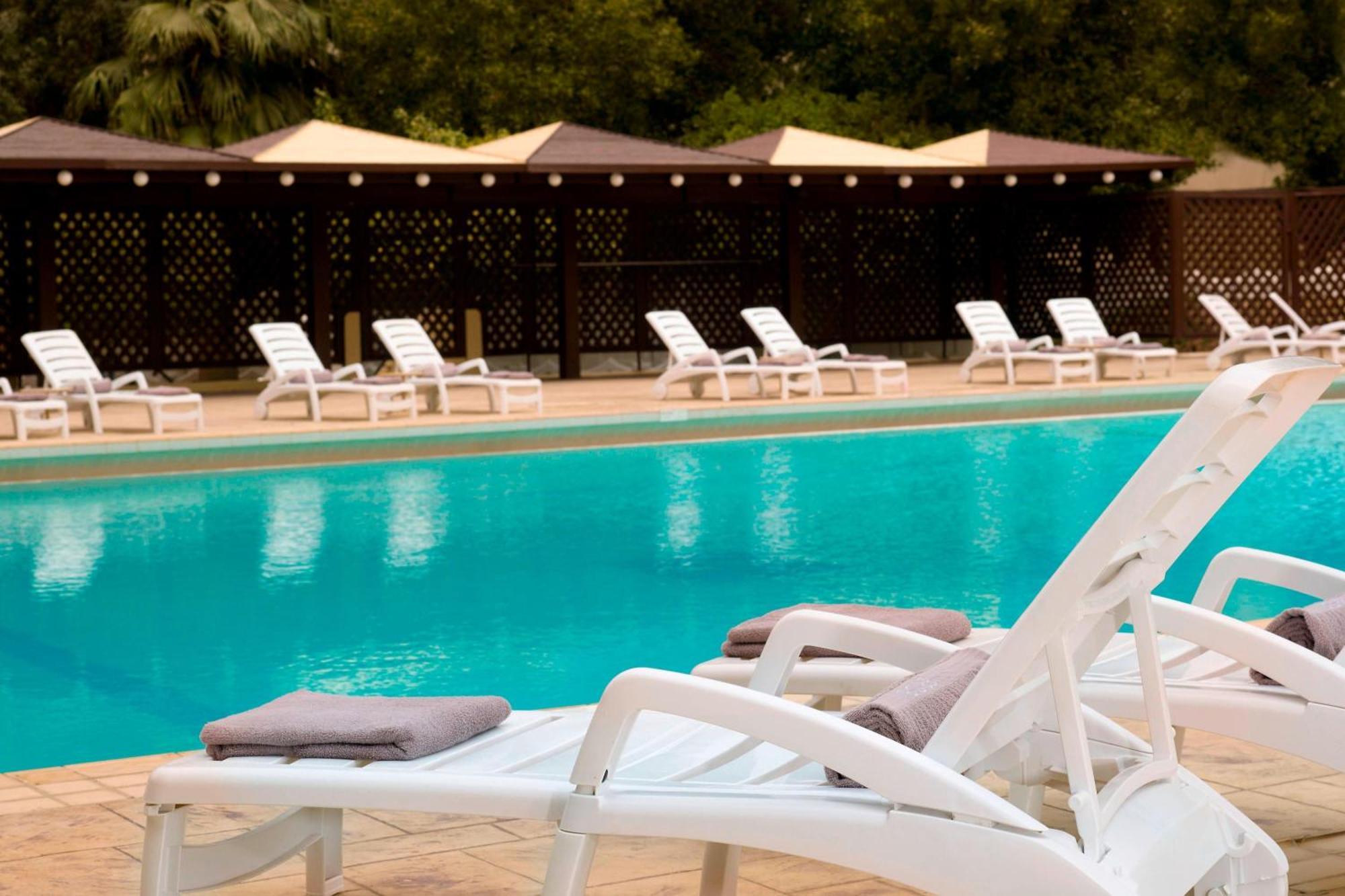 Le Meridien Ель-Хубар Екстер'єр фото The pool at the hotel