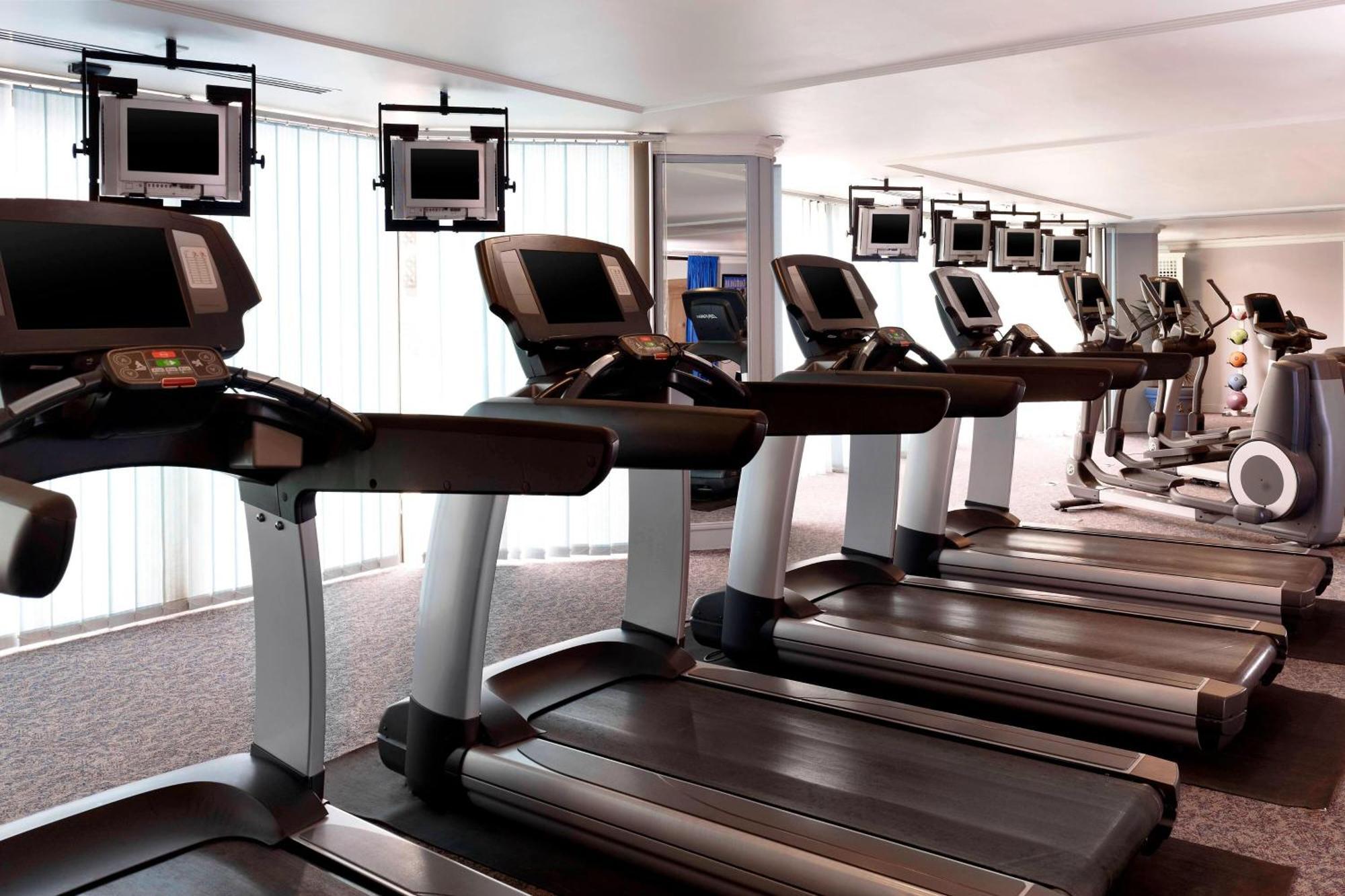 Le Meridien Ель-Хубар Екстер'єр фото A row of treadmills