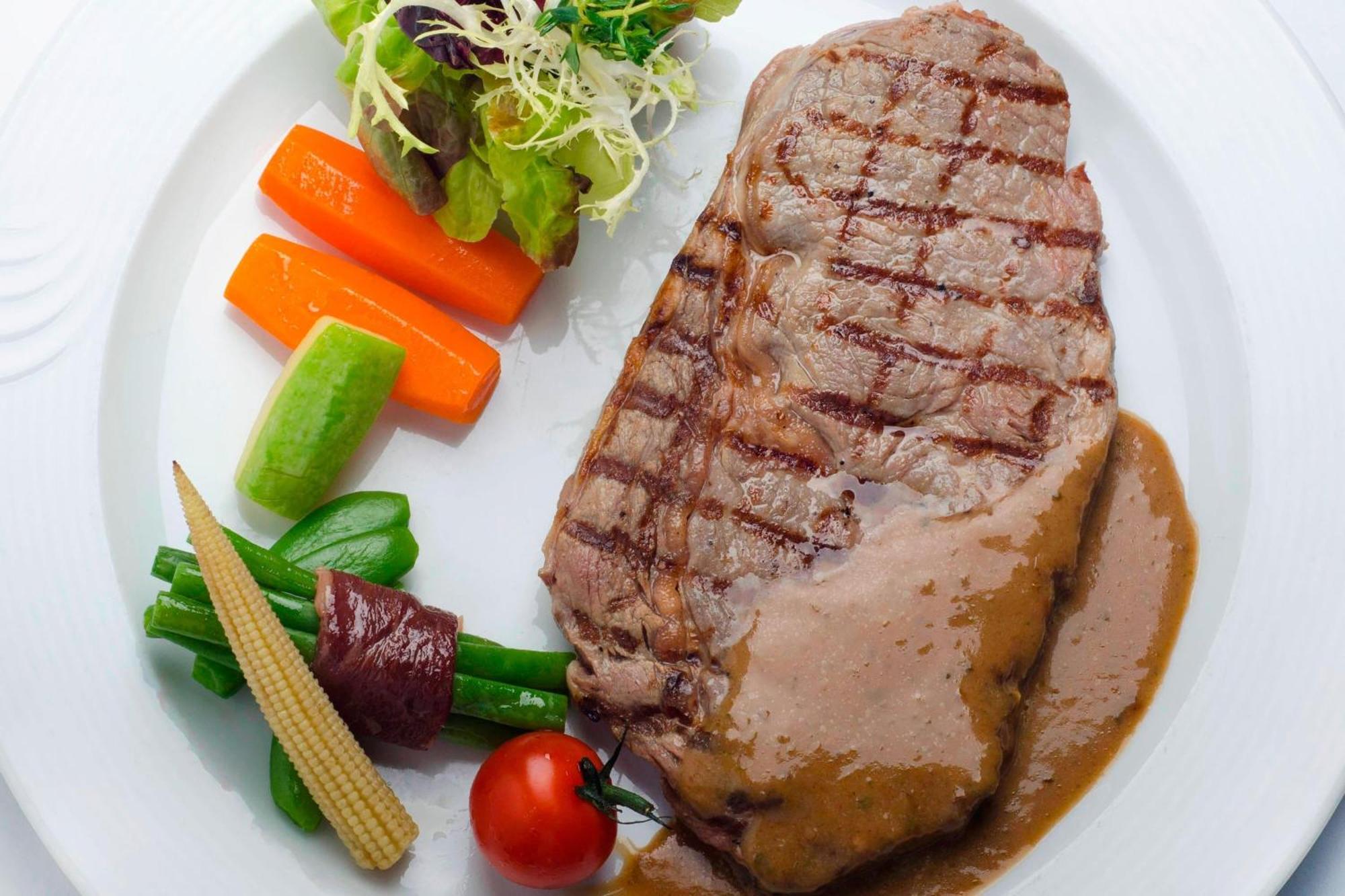 Le Meridien Ель-Хубар Екстер'єр фото A steak with vegetables