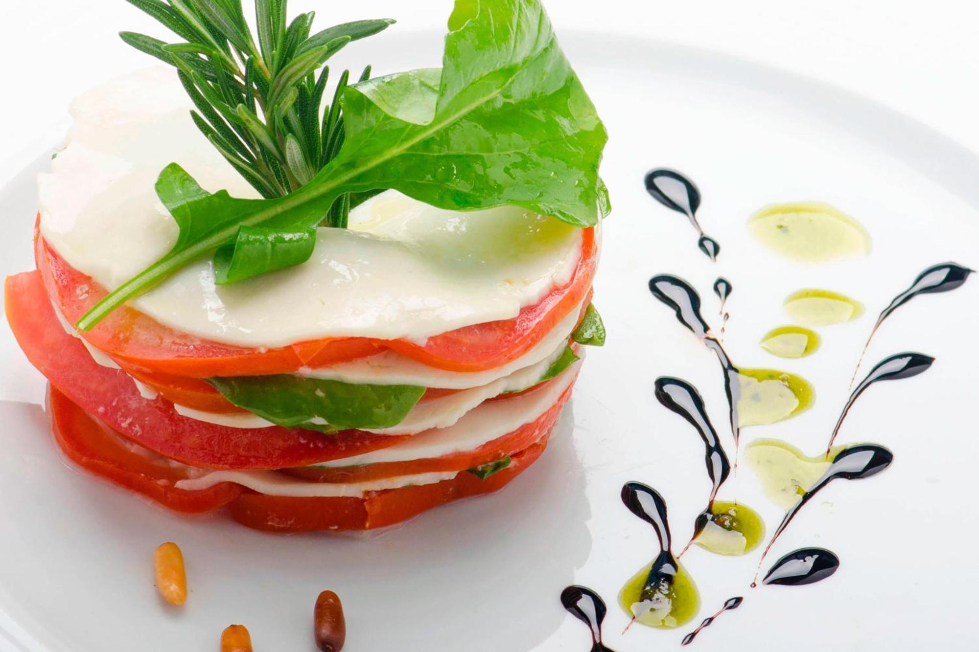 Le Meridien Ель-Хубар Екстер'єр фото A caprese salad