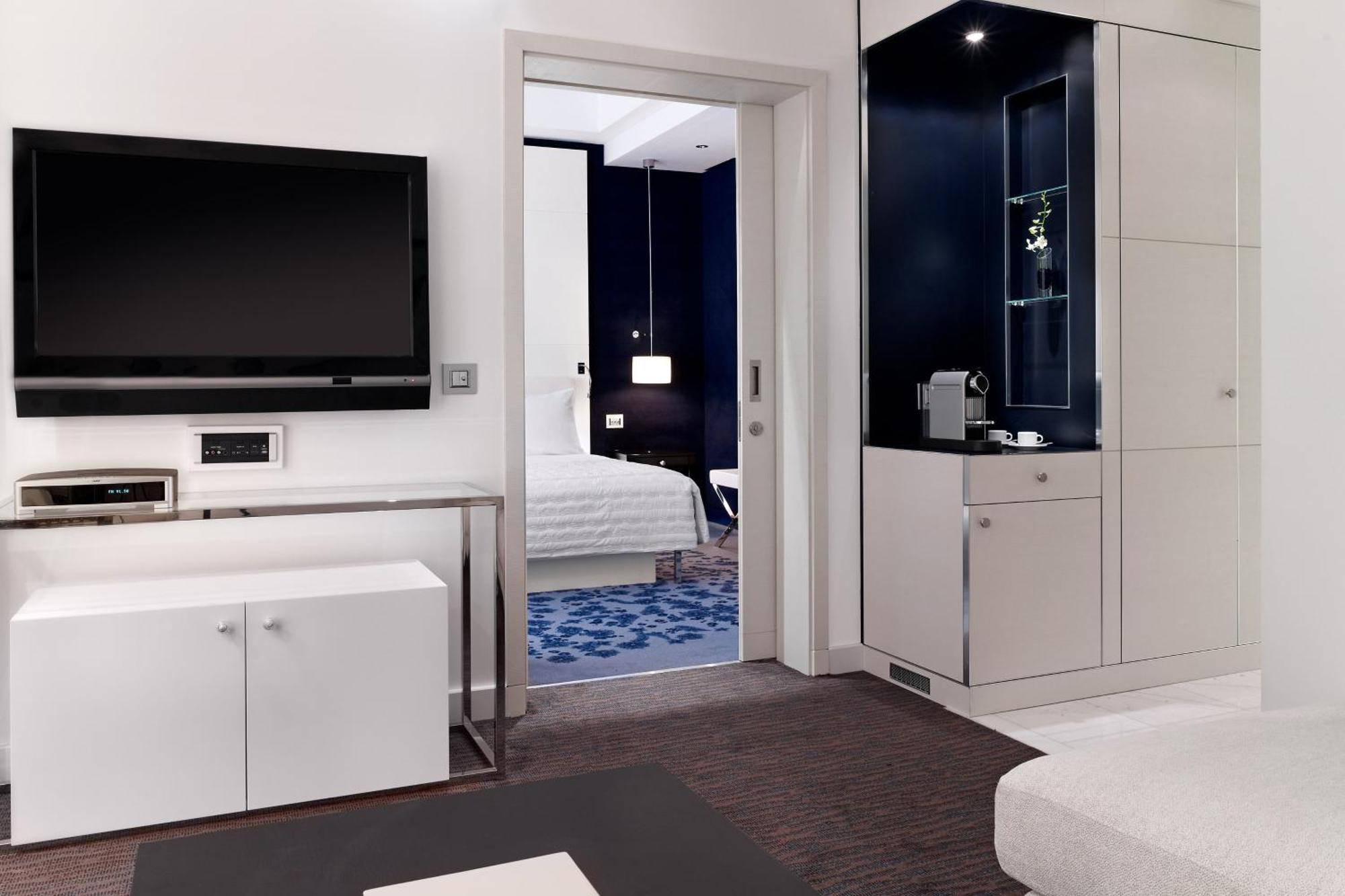 Le Meridien Ель-Хубар Екстер'єр фото A room at the hotel