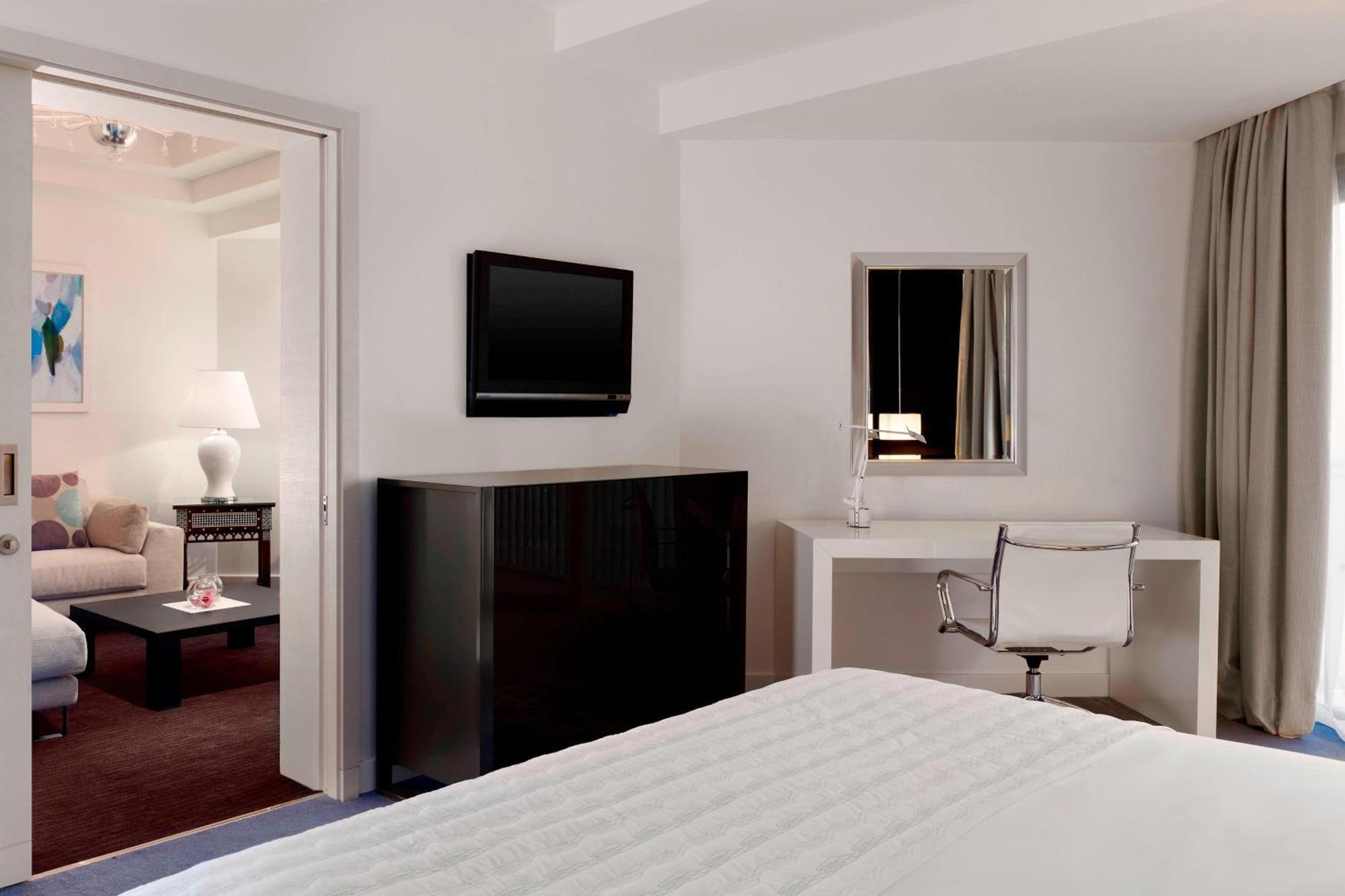 Le Meridien Ель-Хубар Екстер'єр фото A typical bedroom in a typical hotel
