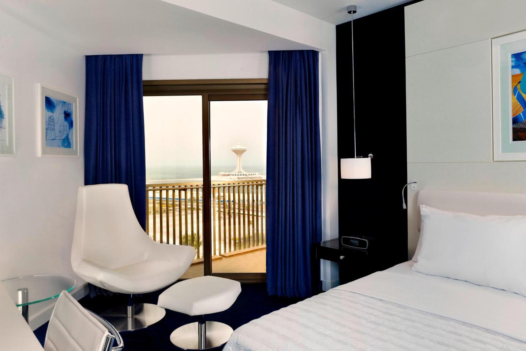 Le Meridien Ель-Хубар Екстер'єр фото A room at the hotel