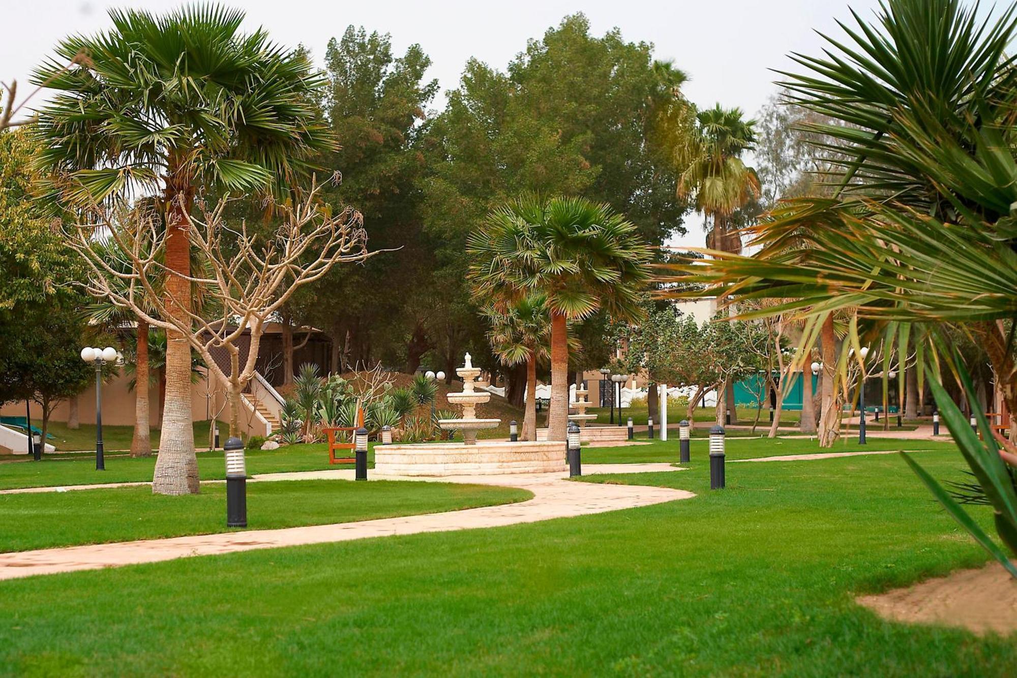 Le Meridien Ель-Хубар Екстер'єр фото The park of the hotel